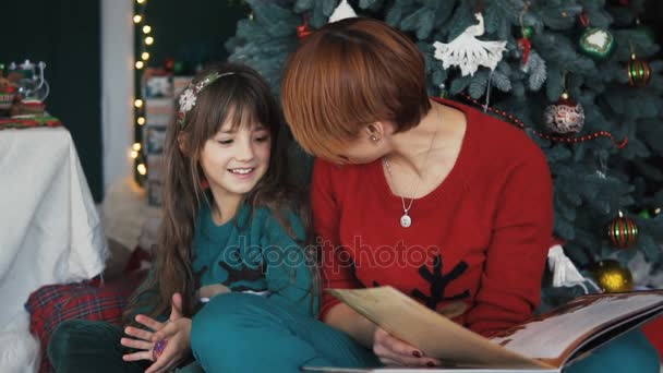 Μητέρα με κόρη κοντά χριστουγεννιάτικο δέντρο — Αρχείο Βίντεο