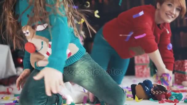 Familia divirtiéndose con Confetti — Vídeo de stock