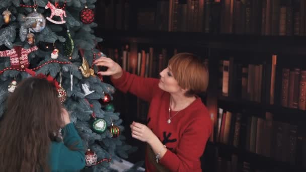 Família feliz Vestir Árvore de Natal — Vídeo de Stock