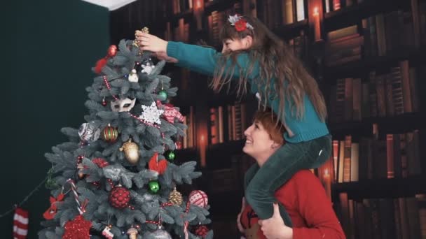 Szczęśliwa rodzina Dress up Christmas Tree — Wideo stockowe