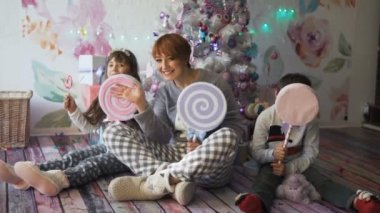 mutlu bir aile eğleniyor