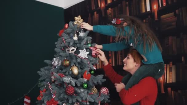 Glückliche Familie verkleiden sich Weihnachtsbaum — Stockvideo