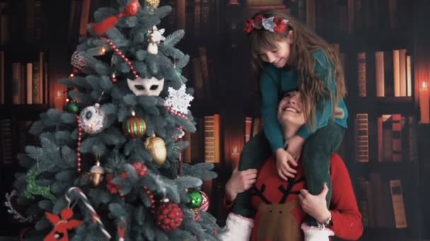 Família feliz Vestir Árvore de Natal — Vídeo de Stock