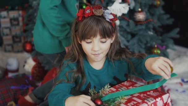 Mädchen von Geschenkbox überrascht — Stockvideo