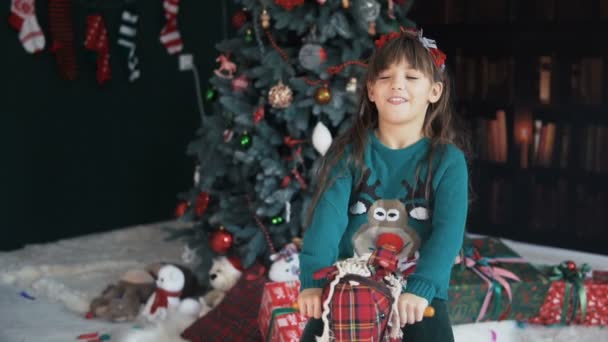 Glückliches Kind spielt mit Holzpferd-Spielzeug — Stockvideo