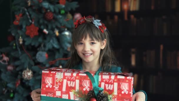 Chica sorprendida por caja de regalo — Vídeo de stock