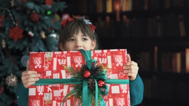 Дівчина здивовані подарунковій коробці — стокове відео