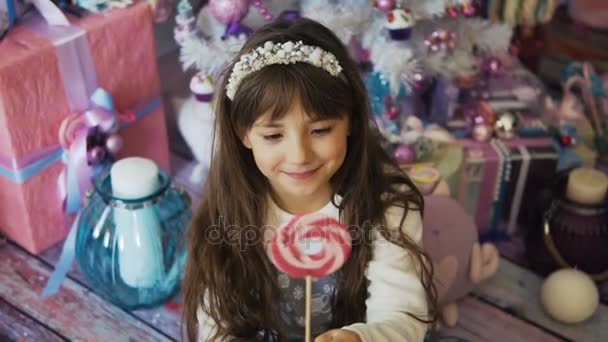 Niña con caramelo — Vídeo de stock