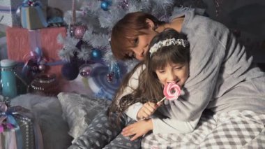 Anne ile kızı Noel zamanında
