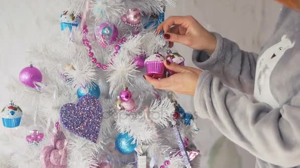 Ευτυχισμένη γυναίκα ντύνοντας το χριστουγεννιάτικο δέντρο — Αρχείο Βίντεο