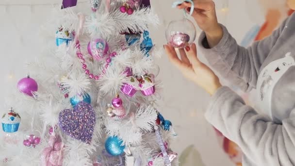 快乐的女人打扮圣诞树 — 图库视频影像