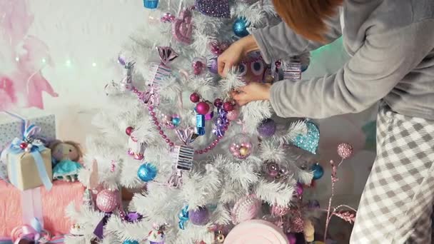 Ευτυχισμένη γυναίκα ντύνοντας το χριστουγεννιάτικο δέντρο — Αρχείο Βίντεο