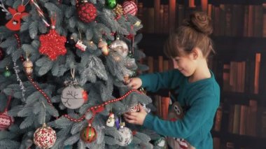 Noel ağacı kadar mutlu çocuk soyunma