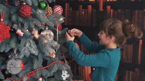 Happy Kid ντύνοντας το χριστουγεννιάτικο δέντρο — Αρχείο Βίντεο