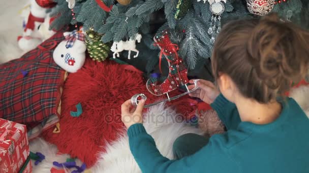 Šťastné dítě oblékat se vánoční stromeček — Stock video
