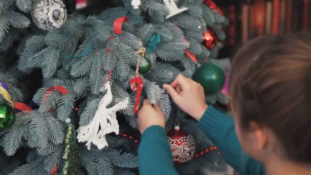 Niño feliz vistiendo el árbol de Navidad — Vídeos de Stock