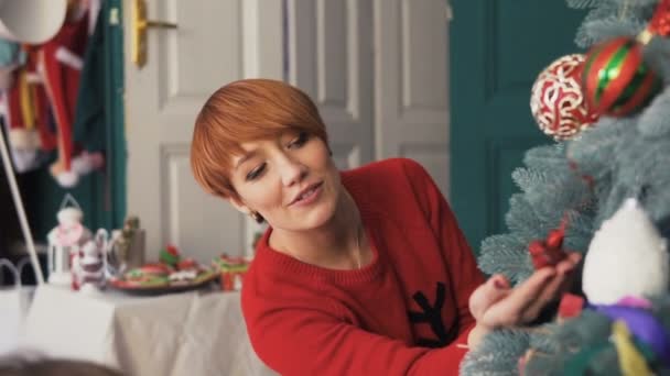 Mujer feliz vistiendo el árbol de Navidad — Vídeos de Stock