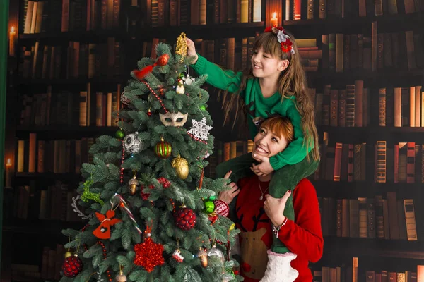 Feliz Familia Viste a Árbol de Navidad — Foto de Stock