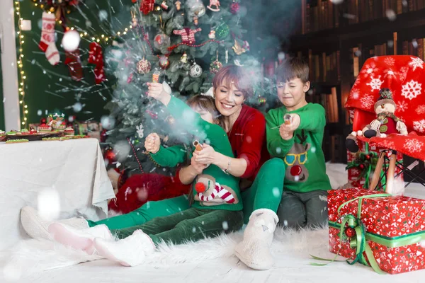 Familia divirtiéndose con petardos de Navidad — Foto de Stock