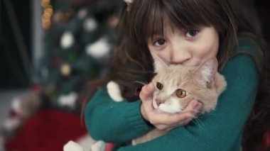 Kedi kızla çocuk portresi