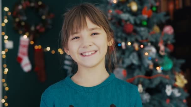 Retrato de niña antes del árbol de Navidad — Vídeos de Stock