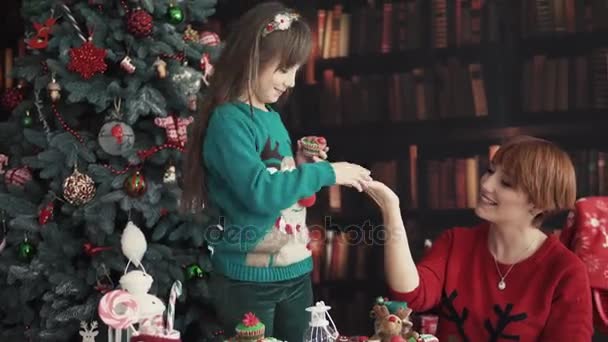 Matka s děti hrají v blízkosti vánoční stromeček — Stock video