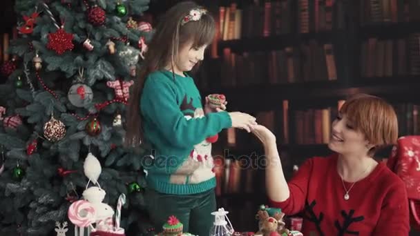 Mère avec des enfants jouant près de l'arbre de Noël — Video