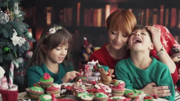 Mutter mit Kindern spielt in der Nähe des Weihnachtsbaums — Stockvideo