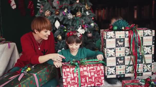 Різдвяний ранок сім'ї — стокове відео