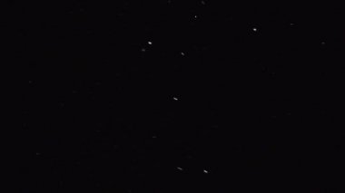 Siyah arkaplana düşen kar