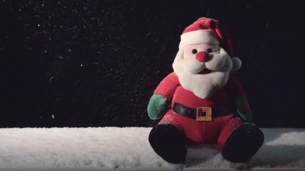 Papai Noel brinquedo com queda de neve — Vídeo de Stock