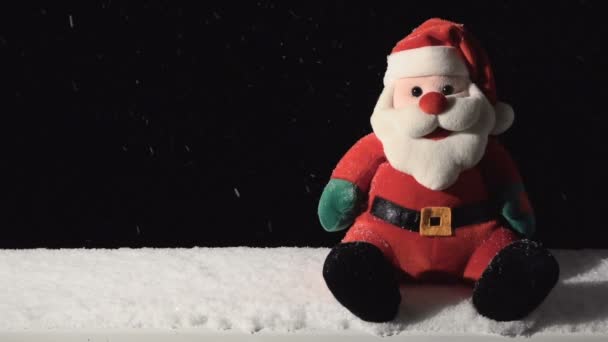 Papai Noel brinquedo com queda de neve — Vídeo de Stock