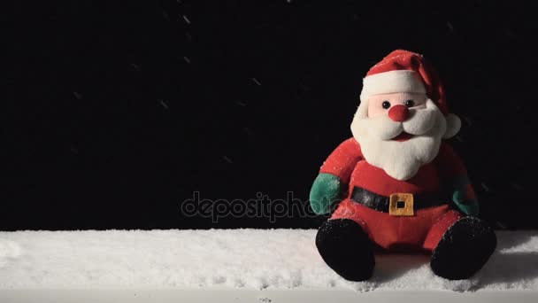 Papai Noel brinquedo com queda de neve — Vídeo de Stock