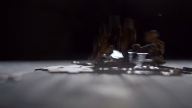 Mavi masada düşen bulmaca parçaları