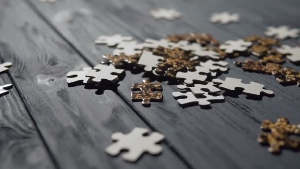 Vallende delen van de puzzel op blauwe tafel — Stockvideo