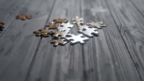 Fallende Puzzleteile auf blauem Tisch — Stockvideo