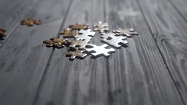 Csökkenő Puzzle részek a kék tábla — Stock videók