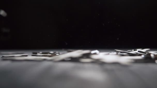 Падающие пузыри на голубом столе — стоковое видео