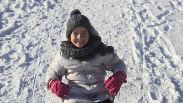 玩雪撬上的女孩 — 图库视频影像