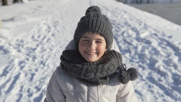 Genç kız portre kış zamanında — Stok video
