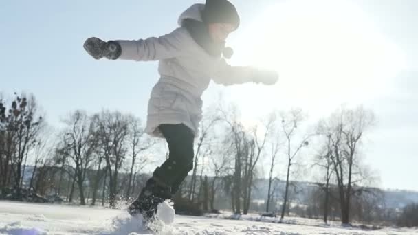 Молода дівчина розважається зі снігом — стокове відео