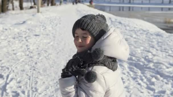 Молодая девушка бежит по зимнему времени — стоковое видео