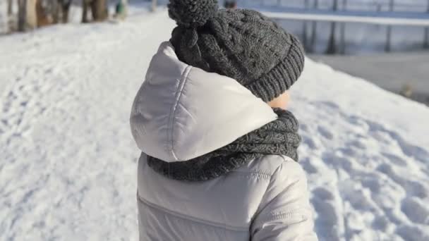 Молодая девушка бежит по зимнему времени — стоковое видео