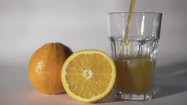 Jugo de naranja vertiendo en el vaso — Vídeos de Stock