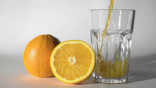 Portakal suyu bardağa dökülüyor. — Stok video