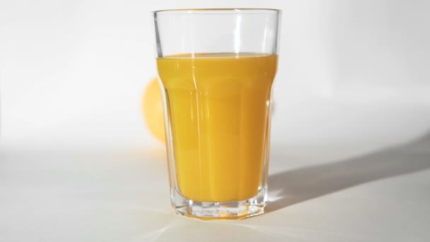 Apelsinjuice och rullande frukt — Stockvideo
