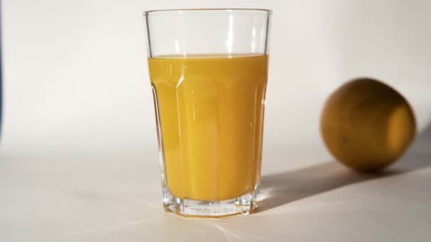 Suco de laranja e frutas rolantes — Vídeo de Stock