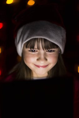 Tablet Pc Santas şapka tutan kız