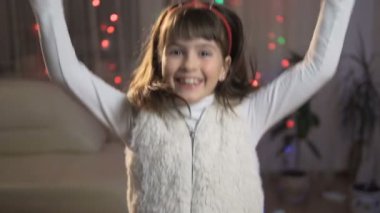 Mutlu gülümseyen kız iyi eğlenceler