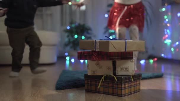快乐的孩子接收他们圣诞礼品盒 — 图库视频影像